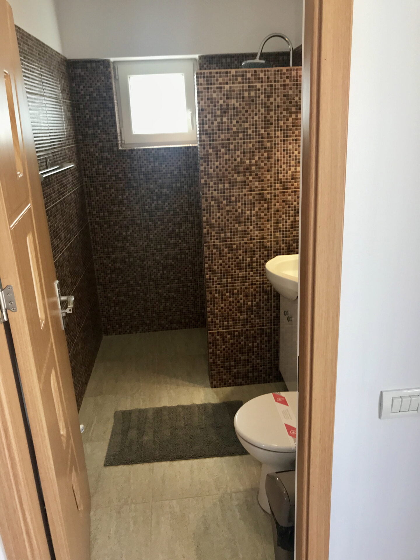 room6-shower-2 room6-shower-2 - Cazare Beach House Mamaia Nord