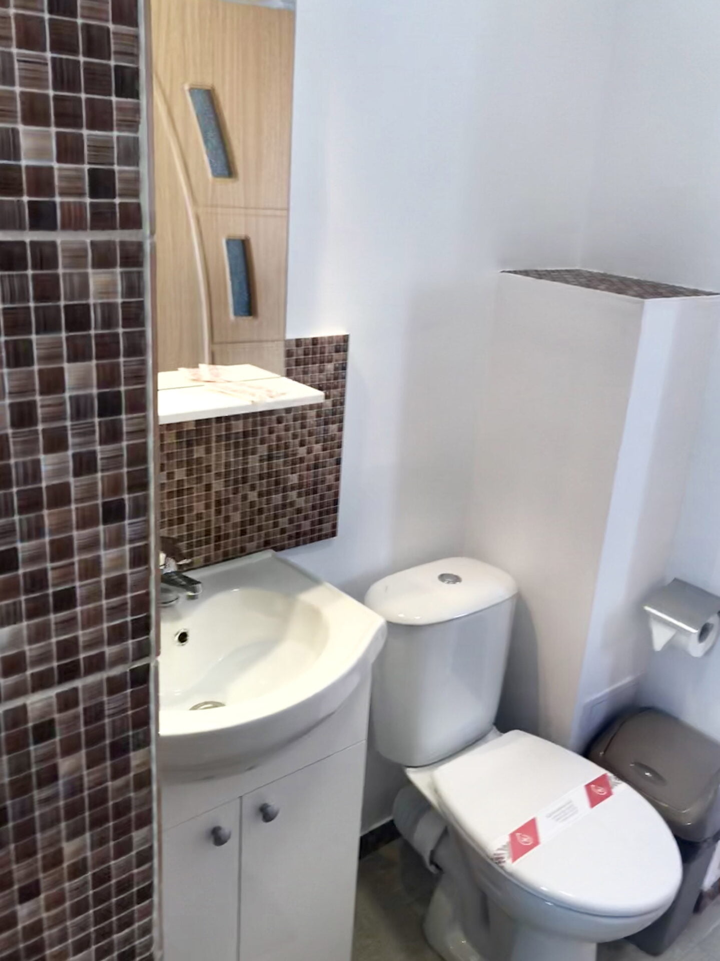 room6-shower room6-shower - Cazare Beach House Mamaia Nord